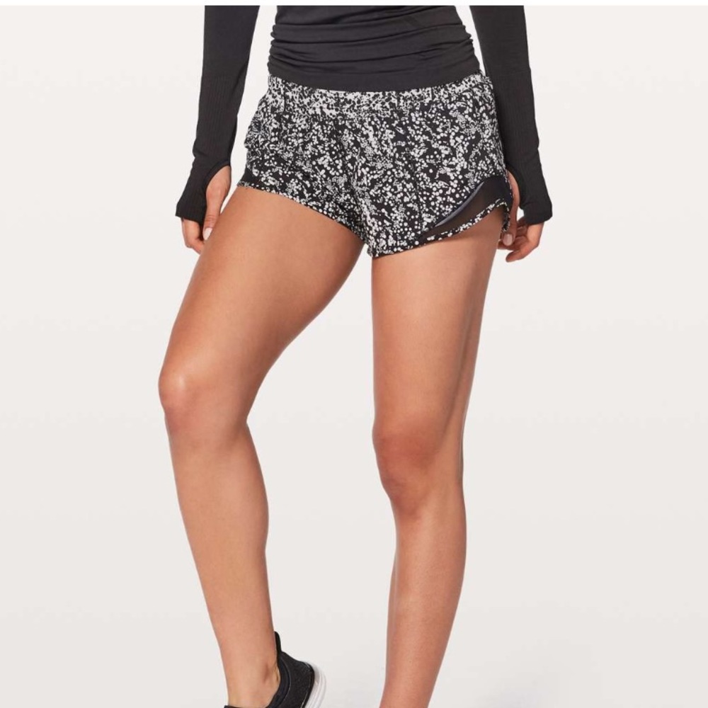 Lululemon Hotty Hot Short II *2.5" Chirasu Black / Chirakasu Alpine White size 4